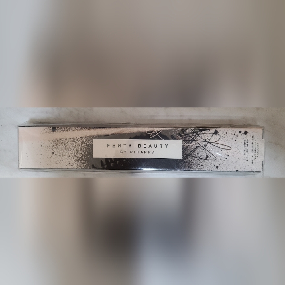 Fenty Beauty Cheek-Hugging Highlight Brush